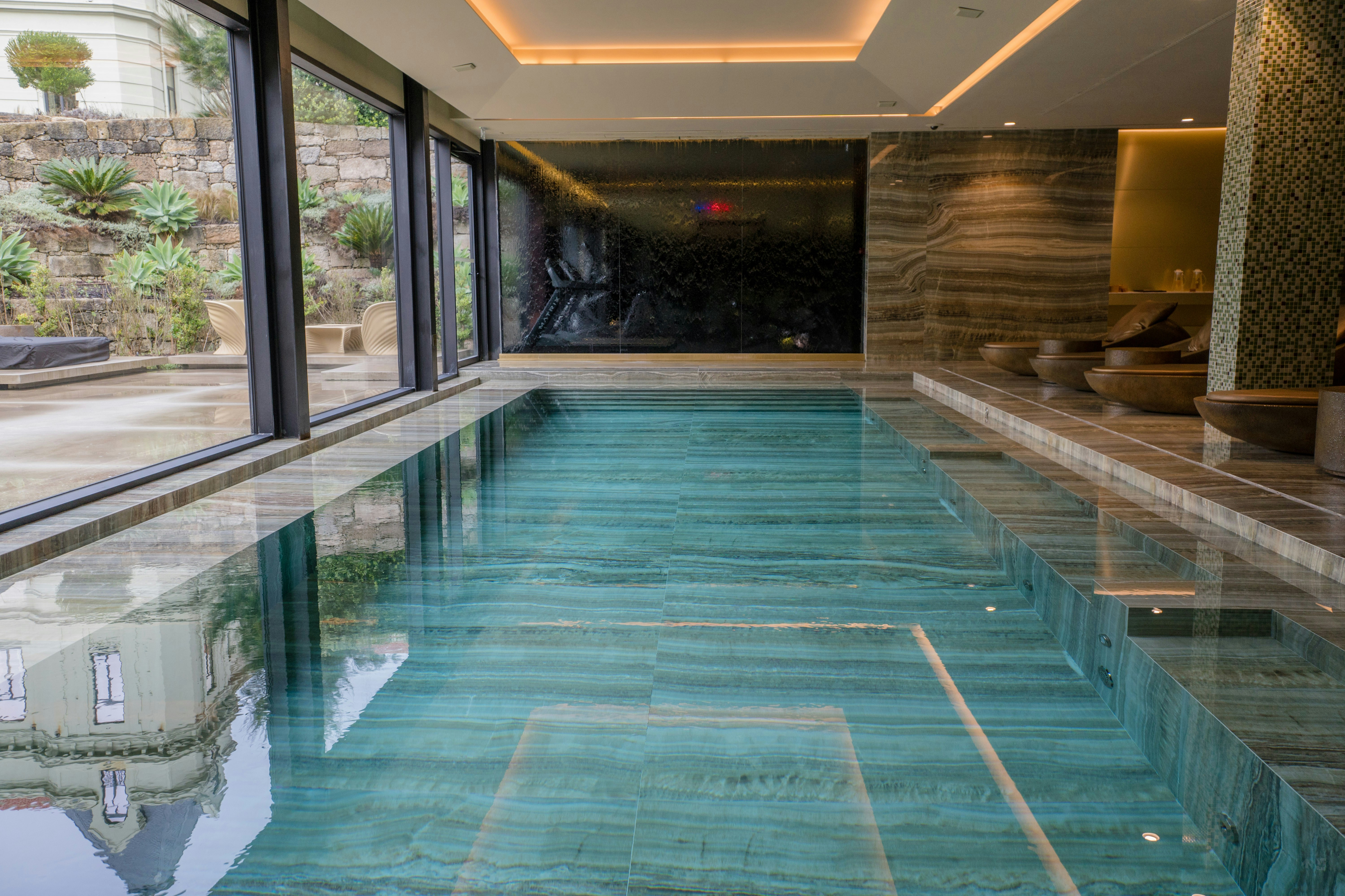 Poolbereich eines Wellnesshotels